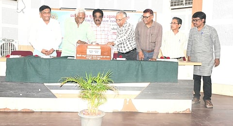 ಬಳ್ಳಾರಿಯ ವಿಎಸ್‌ಕೆ ವಿವಿಯಲ್ಲಿ ಆಯೋಜಿಸಿದ್ದ 10 ದಿನಗಳ ರಾಷ್ಟ್ರೀಯ ರಂಗಭೂಮಿ ಕಾರ್ಯಾಗಾರವನ್ನು ರಂಗಭೂಮಿ ನಿರ್ದೇಶಕ ಡಾ.ಸಿ.ಬಸವಲಿಂಗಯ್ಯ ಉದ್ಘಾಟಿಸಿದರು. ವಿವಿ ಕುಲಪತಿ ಪ್ರೊ.ಎಂ.ಮುನಿರಾಜು, ಸಂಪಾದಕ ರವೀಂದ್ರ ಭಟ್ಟ, ಪ್ರೊ.ಶಾಂತಾನಾಯ್ಕ, ಕುಲಸಚಿವ ಪ್ರೊ.ವಿ.ಲೋಕೇಶ್, ಅತಿಥಿ ಉಪನ್ಯಾಸಕ ಡಾ.ಅಣ್ಣಾಜಿ ಕೃಷ್ಣಾರೆಡ್ಡಿ ಇತರರಿದ್ದರು.