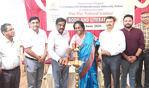 ಬಳ್ಳಾರಿಯ ವಿಎಸ್‌ಕೆ ವಿವಿ ಸಭಾಂಗಣದಲ್ಲಿ ಆಯೋಜಿಸಿದ್ದ ಬಾಡಿ ಆ್ಯಂಡ್ ಲಿಟ್‌ರೆಚರ್ ಕುರಿತ ವಿಚಾರ ಸಂಕಿರಣವನ್ನು ಸಂಸ್ಥಾಪಕಿ ಡಾ.ಅಕ್ಕೈ ಪದ್ಮಶಾಲಿ ಉದ್ಘಾಟಿಸಿದರು. ಕುಲಪತಿ ಪ್ರೊ.ಎಂ.ಮುನಿರಾಜು, ಕುಲಸಚಿವ ಪ್ರೊ.ವಿ.ಲೋಕೇಶ್ , ಪ್ರೊ. ರಾಬರ್ಟ್ ಜೋಸ್, ಡಾ. ಟಿ.ಎಚ್.ಬಸವರಾಜ್ ಇದ್ದರು.