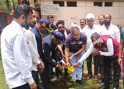 soldiers ಹುಬ್ಬಳ್ಳಿಯ ಭಾವಾಜಿ ಮಠದ ಉದ್ಯಾನದಲ್ಲಿ ಏರ್ಪಡಿಸಿದ್ದ ಕಾರ್ಗಿಲ ವಿಜಯೋತ್ಸವ ಕಾರ್ಯಕ್ರಮವನ್ನು ಸ್ವರ್ಣ ಸಮೂಹ ಸಂಸ್ಥೆಯ ಸಂಸ್ಥಾಪಕ ಅಧ್ಯಕ್ಷ ಡಾ. ವಿ.ಎಸ್.ವಿ. ಪ್ರಸಾದ ಅವರು ಸಸಿಗೆ ನೀರು ಹಾಕುವ ಮೂಲಕ ಉದ್ಘಾಟಿಸಿದರು.