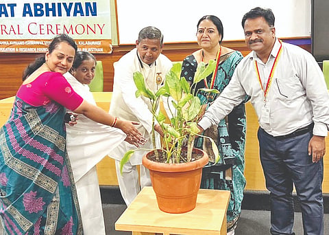 ಕಲಬುರಗಿ ವಿಟಿಯು ಪಿಜಿ ಸೆಂಟರ್​ನಲ್ಲಿ ಮಂಗಳವಾರ ಆಯೋಜಿಸಿದ್ದ ನಶಾಮುಕ್ತ ಭಾರತ ಅಭಿಯಾನ ಕಾರ್ಯಕ್ರಮಕ್ಕೆ ಬ್ರಹ್ಮಕುಮಾರ ಪಿಯೂಷ್​ ಚಾಲನೆ ನೀಡಿದರು. ಡಾ.ಶುಭಾಂಗಿ ಡಿಸಿ, ಸವಿತಾ ಬೆಹೆಂಜಿ, ಸಂಜಯ ಪಟ್ಟಣಶೆಟ್ಟಿ ಇತರರಿದ್ದರು.