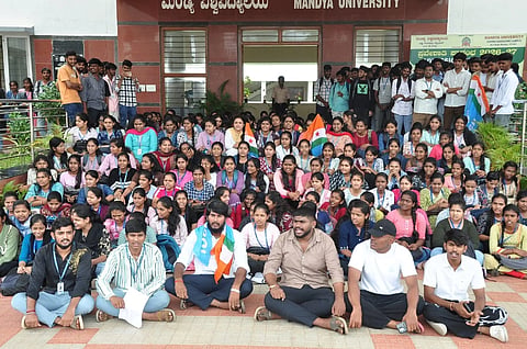 ಮಂಡ್ಯ ವಿಶ್ವವಿದ್ಯಾಲಯದ ಆವರಣದಲ್ಲಿ ವಿದ್ಯಾರ್ಥಿಗಳು ಪ್ರತಿಭಟನೆ ನಡೆಸಿದರು.