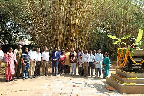 ತುಮಕೂರು ವಿಶ್ವವಿದ್ಯಾಲಯದಲ್ಲಿ ಆಯೋಜಿಸಿದ್ದ ಬಸವ ಜಯಂತಿ ಕಾರ್ಯಕ್ರಮದಲ್ಲಿ  ಬಸವಣ್ಣನವರ ಪುತ್ಥಳಿಗೆ ಕುಲಪತಿ ಪ್ರೊ. ಎಂ. ವೆಂಕಟೇಶ್ವರಲು  ಪುಷ್ಪನಮನ ಸಲ್ಲಿಸಿದರು. ಪ್ರೊ. ಎಚ್​. ಎಸ್​. ಮೋಹನ್​, ಡಾ. ವೆಂಕಟರೆಡ್ಡಿ ರಾಮರೆಡ್ಡಿ, ಪ್ರೊ.ಪಿ.ಪರಮಶಿವಯ್ಯ, ಪ್ರೊ.ವಿಜಯಕುಮಾರ್​, ಡಾ. ಕೆ.ವಿ.ಸಿಬಂತಿ ಪದ್ಮನಾಭ್​  ಮತ್ತಿತರರು ಇದ್ದರು.