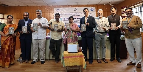  ತುಮಕೂರು ವಿವಿಯಲ್ಲಿ ನಡೆದ ವಿಶ್ವ ವಿಕಲಚೇತನರ ದಿನಾಚರಣೆಯಲ್ಲಿ ಎಂಎಸ್​ಡಬ್ಲ್ಯೂ. ವಿದ್ಯಾರ್ಥಿ ಸಿ.ಮಂಜುನಾಥರ ಪುಸ್ತಕವನ್ನು ಬೆಂಗಳೂರು ಮೊಬಿಲಿಟಿ ಇಂಡಿಯಾದ ಕಾರ್ಯಕಾರಿ ನಿರ್ದೇಶಕರಾದ ಅಲ್ಬಿನಾ ಶಂಕರ್​ ಬಿಡುಗಡೆ ಮಾಡಿದರು. ಪ್ರೊ.ಕೆ.ಜಿ. ಪರಶುರಾಮ, ಡಾ.ಎಸ್​. ಸಿದ್ದರಾಮಣ್ಣ, ಬಿ. ಎಸ್​. ಚಿದಾನಂದ ಮೂರ್ತಿ, ಸಾ. ಚಿ. ರಾಜಕುಮಾರ್​, ಎಸ್​.ಎನ್​.ಆನಂದ ಇದ್ದರು. 