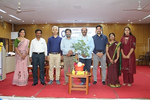  ತುಮಕೂರು ವಿಶ್ವವಿದ್ಯಾಲಯದ ಸ್ವಾಮಿ ವಿವೇಕಾನಂದ ಅಧ್ಯಯನ ಪೀಠ ಹಾಗೂ ವಿಶ್ವವಿದ್ಯಾಲಯ ವಿಜ್ಞಾನ ಕಾಲೇಜಿನ ಸಹಯೋಗದಲ್ಲಿ ಹಮ್ಮಿಕೊಳ್ಳಲಾಗಿದ್ದ "ಪದವಿ ಶಿಕ್ಷಣ ಉದ್ಯೋಗಕ್ಕಷ್ಟೇ ಅಲ್ಲ, ವ್ಯಕ್ತಿತ್ವ ನಿಮಾರ್ಣ' ಕುರಿತ ಕಾರ್ಯಾಗಾರದಲ್ಲಿ ಪ್ರೊ. ಎಚ್​.ಎಸ್​. ಮೋಹನ್​, ಡಾ.ಪಿ.ಸಿ.ಪ್ರದಿಪ್​ ಕುಮಾರ್​, ಪ್ರೊ. ಶೇಟ್​ ಪ್ರಕಾಶ್​, ಡಾ.ಕೆ.ಎನ್​.ಚೇತನ್​ ಪ್ರತಾಪ್​, ಪ್ರೊ.ಮಂಗಳಗೌರಿ ಮತ್ತಿತರರು ಇದ್ದರು. 