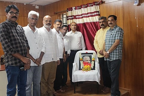  ತುಮಕೂರು ವಿಶ್ವವಿದ್ಯಾಲಯದ  ಡಿ.ದೇವರಾಜ ಅರಸು ಅಧ್ಯಯನ ಪೀಠ ಹಾಗೂ ಹಿಂದುಳಿದ ವರ್ಗಗಳ ಕೋಶದ ವತಿಯಿಂದ ಆಯೋಜಿಸಿದ್ದ  ಅರಸು ಅವರ 111ನೇ ಜಯಂತಿ ಕಾರ್ಯಕ್ರಮದಲ್ಲಿ  ಡಾ. ನಟರಾಜು, ಪ್ರೊ. ಎಚ್​. ನಾಗಭೂಷಣ್​, ಪ್ರೊ.ಕೆ.ಜಿ.ಪರಶುರಾಮ, ಪ್ರೊ.ಬಿ.ನಿತ್ಯಾನಂದಶೆಟ್ಟಿ, ಪ್ರೊ.ಪಿ.ಪರಮಶಿವಯ್ಯ, ಡಾ. ಗುಂಡೇಗೌಡ ಭಾಗವಹಿಸಿದ್ದರು. 