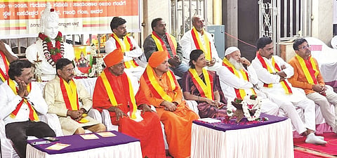 ಬೀದರ್‌ನಲ್ಲಿ ಆಯೋಜಿಸಿದ್ದ ವಚನ ಮಂಟಪ, ಕನ್ನಡ ರಾಜ್ಯೋತ್ಸವ ಹಾಗೂ ಸಾಧಕರ ಸತ್ಕಾರ ಸಮಾರಂಭದಲ್ಲಿ ಶ್ರೀ ಗುರುಬಸವ ಪಟ್ಟದ್ದೇವರು, ಶ್ರೀ ಡಾ.ಶಿವಾನಂದ ಸ್ವಾಮೀಜಿ, ಸುರೇಶ ಚನ್ನಶೆಟ್ಟಿ, ಡಾ.ಅಬ್ದುಲ್ ಖದೀರ್, ಬಸವರಾಜ ಧನ್ನೂರ ಇತರರಿದ್ದರು.