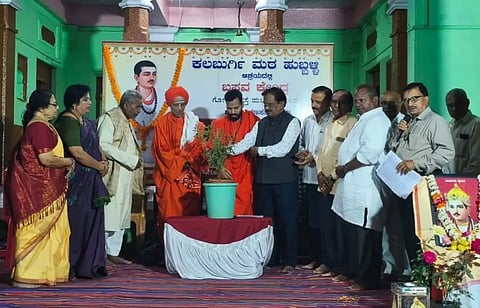 religion ಹುಬ್ಬಳ್ಳಿಯ ಕಲಬುರ್ಗಿ ಮಠದಲ್ಲಿ ಬಸವ ಕೇಂದ್ರದಿಂದ ಆಯೋಜಿಸಿದ್ದ ವಚನ ಶ್ರಾವಣ ಉದ್ಘಾಟನಾ ಕಾರ್ಯಕ್ರಮದಲ್ಲಿ ಡಾ. ಬಸವಲಿಂಗ ಸ್ವಾಮೀಜಿ, ಶ್ರೀ ಚರಲಿಂಗ ಸ್ವಾಮೀಜಿ, ಮಲ್ಲಿಕಾರ್ಜುನ ಸಾವಕಾರ, ಪ್ರೊ. ಜಿ.ಬಿ. ಹಳಿಯಾಳ, ಇತರರಿದ್ದರು.