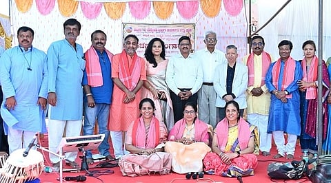 ತುಮಕೂರು ತಾಲೂಕು ಹರಳೂರಿನಲ್ಲಿ ವಚನಜ್ಯೋತಿ ಬಳಗ ಆಯೋಜಿಸಿದ್ದ ವಚನ ಮುಂಗಾರಿನಲ್ಲಿ ಬಲವಂತರಾವ್​ ಪಾಟೀಲ್​, ಎಸ್​.ಪಿನಾಕಪಾಣಿ, ಡಾ.ಮಹೇಶ್​ ಬೆಲ್ಲದ್​,  ಬಿ.ಎಸ್​. ಶಿವಪ್ರಕಾಶ್​, ದೇವೇಂದ್ರಕುಮಾರ್​ ಪತ್ತಾರ್​, ಮೀನಾ ಮೇಟಿ, ಟಿ.ಎಂ.ಜಾನಕಿ, ಡಾ.ಚೇತನಾಮುಧೋಳ್​, ಸರ್ವಾಣಿ, ಬಸವರಾಜ ಅಜ್ಜಪ್ಪ, ಜಯ ಮತ್ತಿತರರು ಉಪಸ್ಥಿತರಿದ್ದರು. 
