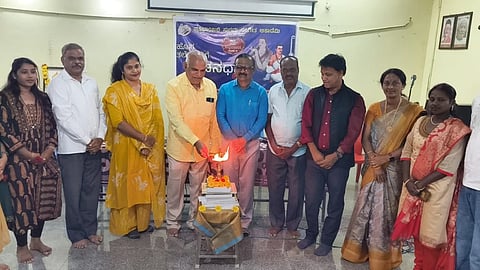 ಮಂಡ್ಯದಲ್ಲಿ ಆಯೋಜಿಸಿದ್ದ ಹೊಸ ತಲೆಮಾರಿಗೆ ವಚನಧಾರೆ ಕಾರ್ಯಕ್ರಮವನ್ನು ಹಿರಿಯ ವಕೀಲ ಎಚ್.ಬಸವಯ್ಯ ಉದ್ಘಾಟಿಸಿದರು. 