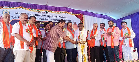 ಯಲ್ಲಾಪುರ ವಿವಿಧೋದ್ದೇಶ ಪ್ರಾಥಮಿಕ ಗ್ರಾಮೀಣ ಕೃಷಿ ಸಹಕಾರ ಸಂಘದ (Cooperative)ನೂತನ ಕಟ್ಟಡ ಹಾಗೂ ವಜ್ರಮಹೋತ್ಸವ ಕಾರ್ಯಕ್ರಮವನ್ನು ಎಂಎಲ್ಸಿ ಶಾಂತಾರಾಮ ಸಿದ್ದಿ ಉದ್ಘಾಟಿಸಿದರು. ನಾಗರಾಜ ಕವಡಿಕೆರೆ, ಗೋಪಾಲಕೃಷ್ಣ ವೈದ್ಯ, ಹರಿಪ್ರಕಾಶ ಕೋಣೆಮನೆ, ಪ್ರಮೋದ ಹೆಗಡೆ, ಎಂ.ಆರ್. ಹೆಗಡೆ ಇತರರಿದ್ದರು.