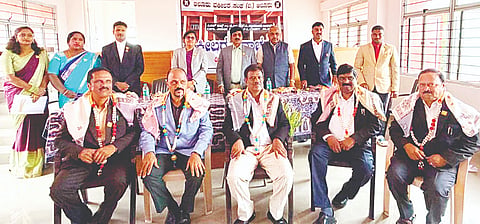 ಆಲೂರಿನಲ್ಲಿ ಆಯೋಜಿಸಿದ್ದ ಕಾರ್ಯಕ್ರಮದಲ್ಲಿ ಹಿರಿಯ ವಕೀಲರಾದ ಮಹೇಂದ್ರ, ಕೆ.ಕೆ.ಮಂಜೇಗೌಡ, ಕೆ.ನಾಗರಾಜು, ಆರ್. ಧನಂಜಯ್, ಕೆ.ಎಸ್.ರವಿಶಂಕರ್ ಅವರನ್ನು ಸನ್ಮಾನಿಸಲಾಯಿತು. ನ್ಯಾಯಾಧೀಶೆ ಎಂ.ಸ್ನೇಹಾ, ಸಂಘದ ಅಧ್ಯಕ್ಷ ಎಂ.ಎಸ್.ಮಹೇಶ್,  ಉಪಾಧ್ಯಕ್ಷ ಶಂಕರ್ ಇತರರು ಇದ್ದರು. 