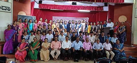 ಉಡುಪಿಯ ವಳಕಾಡು ಸರ್ಕಾರಿ ಸಂಯುಕ್ತ ಪ್ರೌಢಶಾಲೆಯಲ್ಲಿ ಪ್ರತಿಭಾ ಪುರಸ್ಕಾರ ಕಾರ್ಯಕ್ರಮ ನಡೆಯಿತು. ಯಶ್​ಪಾಲ್​ ಸುವರ್ಣ, ರಮೇಶ್​ ಹೆಗಡೆ. ಎಂ.ಆರ್​. ಹೆಗಡೆ, ಪೂರ್ಣಿಮಾ, ಶಿಕ್ಷಕ ವೃಂದ ಹಾಗೂ ವಿದ್ಯಾರ್ಥಿಗಳು ಇದ್ದರು.