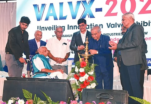 valvex ಹುಬ್ಬಳ್ಳಿಯ ಎಪಿಎಂಸಿ ಬಳಿಯ ಮಲ್ಟಿಪರ್ಪಸ್​ ಎಕ್ಸಿಬಿಷನ್​ ಸೆಂಟರ್​ನಲ್ಲಿ ವಾಲ್ವ ಎಕ್ಸ್​ ಪ್ರದರ್ಶನ ಮೇಳವನ್ನು ವಿಆರ್​ಎಲ್​ ಸಮೂಹ ಸಂಸ್ಥೆಗಳ ಚೇರ್ಮನ್​ ಡಾ. ವಿಜಯ ಸಂಕೇಶ್ವರ ಉದ್ಘಾಟಿಸಿದರು. ತಿಲಕ ವಿಕಂಶಿ, ಸಂಗಮೇಶ ನಿರಾಣಿ, ರುದ್ರೇಗೌಡ, ರಮೇಶ ಪಾಟೀಲ, ಶಶಿಕುಮಾರ ಎಂ, ಶಿವಾನಂದ ಆವಟಿ ಇದ್ದರು.