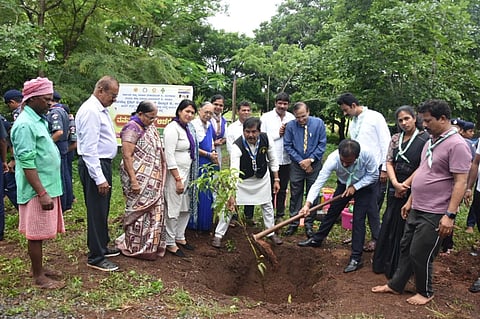 ಉಡುಪಿಯ ಭಾರತ ಸ್ಕೌಟ್ಸ್​ ಆ್ಯಂಡ್​ ಗೈಡ್ಸ್​ನ ತರಬೇತಿ ಕೇಂದ್ರದ ಆವರಣದಲ್ಲಿ ವನಮಹೋತ್ಸವ ಆಚರಿಸಲಾಯಿತು. ಇಂದ್ರಾಳಿ ಜಯಕರ್​ ಶೆಟ್ಟಿ, ಎನ್​.ಎಂ. ಹೆಗಡೆ, ಹರಿಪ್ರಸಾದ್​ ರೈ, ಆನಂದ್​ ಬಿ. ಅಡಿಗ, ಸುಮನಾ ಶೇಖರ್​, ಯತೀಶ್​ ಕುಮಾರ್​, ಅನೂಷಾ ಕೋಟ್ಯಾನ್​, ರಾಜೇಶ್​ ಶೇರಿಗಾರ್​, ಪ್ರವಿಣಕುಮಾರ್​ ಇತರರಿದ್ದರು.