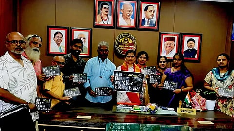 Art exhibition ಹುಬ್ಬಳ್ಳಿಯಲ್ಲಿ ಚಿತ್ರಕಲಾ ಪ್ರದರ್ಶನದ ಕ್ಯಾಟ್​ಲಾಗ್​ ಅನ್ನು ಮೇಯರ್​ ದುರ್ಗಮ್ಮ ಬಿಜವಾಡ ಬಿಡುಗಡೆ ಮಾಡಿದರು. ಕಲಾವಿದರಾದ ಚಂದ್ರು ಯಡ್ರಾಮಿ, ಜಿ.ಆರ್​. ಮಲ್ಲಾಪುರ, ಕೆ.ವಿ. ಶಂಕರ, ಸುಮಾ ಶೇಟ್​, ಮಂಜುಳಾ ಕೆ.ವಿ, ಗಿರೀಶ ದೈವಜ್ಞ, ಶಕುಂತಲಾ ವರ್ಣೇಕರ, ವಿಜಯ ಧೋಂಗಡಿ ಇತರರು ಉಪಸ್ಥಿತರಿದ್ದರು.