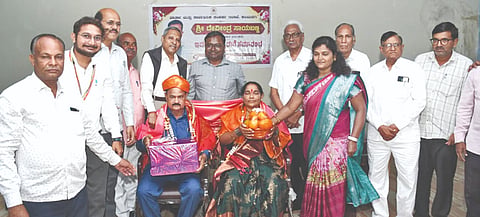 ಕಲಬುರಗಿ ವಾರ್ತಾ ಇಲಾಖೆಯಲ್ಲಿ ಹಿರಿಯ ವಾಹನ ಚಾಲಕರಾಗಿ ವಯೋನಿವೃತ್ತಿ ಹೊಂದಿದ ದೇವೀಂದ್ರ ಸಾಯಿಬಣ್ಣ ಅವರನ್ನು ಸತ್ಕರಿಸಿ ಶುಕ್ರವಾರ ಬೀಳ್ಕೊಡಲಾಯಿತು. ಅಪ್ಪಾರಾವ್​ ಅಕ್ಕೋಣಿ, ಬಸವರಾಜ ಪಾರಾ, ಜಿ.ಚಂದ್ರಕಾಂತ, ಬಾಬುರಾವ್​ ಯಡ್ರಾಮಿ, ಶಿವರಾಯ ದೊಡ್ಡಮನಿ, ರಾಜರತ್ನ, ಉಮಾಶಂಕರ, ಪಾಶಾ ಇತರರಿದ್ದರು