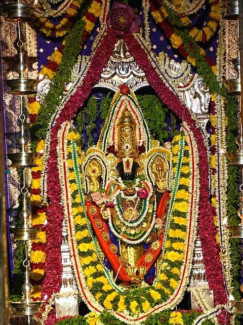 ಉಡುಪಿಯ ತೆಂಕಪೇಟೆಯಲ್ಲಿರುವ ಶ್ರೀಲಕ್ಷ್ಮೀ-ವೆಂಕಟೇಶ ದೇವರಿಗೆ ವಸಂತ ಮಾಸದ ಕೊನೆಯ ದಿನದ ನಿಮಿತ್ತ ಹೂವಿನ ವಿಶೇಷ ಅಲಂಕಾರ ಮಾಡಲಾಗಿತ್ತು.