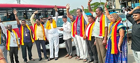 ರಾಮನಗರದ ಐಜೂರು ವೃತ್ತದಲ್ಲಿ ಕನ್ನಡಪರ ಹಿರಿಯ ಹೋರಾಟಗಾರ ವಾಟಾಳ್ ನಾಗರಾಜ್ ನೇತೃತ್ವದಲ್ಲಿ ಪ್ರತಿಭಟನೆ ನಡೆಸಲಾಯಿತು.