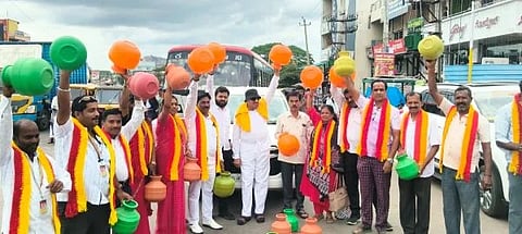 ರಾಮನಗರದ ಐಜೂರು ವೃತ್ತದಲ್ಲಿ ಕನ್ನಡ ಚಳವಳಿ ವಾಟಾಳ್ ಪಕ್ಷದ ಅಧ್ಯಕ್ಷ ವಾಟಾಳ್ ನಾಗರಾಜು ಪ್ರತಿಭಟನೆ ನಡೆಸಿದರು. 