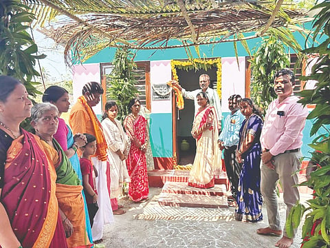 ವಾತ್ಸಲ್ಯ ಮನೆ ನಾಮಫಲಕವನ್ನು ಜಿಲ್ಲಾ ನಿರ್ದೇಶಕಿ ಲೀಲಾವತಿ ಅನಾವರಣಗೊಳಿಸಿದರು. ಮುತ್ತಣ್ಣ, ಹನುಮಂತ ಅಂಗಡಿ, ಹರೀಶ್ ಅಪ್ಸರಿ, ಅಕ್ಕಮ್ಮ ಮತ್ತಿತರರಿದ್ದರು.