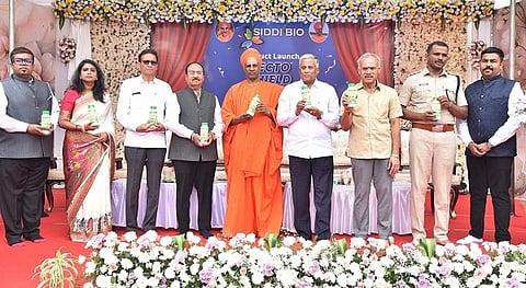  ಸಿದ್ದಗಂಗಾ ಆಯಿಲ್​ ಅಂಡ್​ ಬಯೋ ಇಂಡ್​ಸ್ಟ್ರೀಸ್​ ಸಂಸ್ಥೆ ಅಭಿವೃದ್ಧಿ ಪಡಿಸಿರುವ ಸಾವಯವ ದ್ರಾವಣ ನೂತನ ಉತ್ಪನ್ನ ವೆಕ್ಟೋಶಿಲ್ಡ್​ ಅನ್ನು ಸಿದ್ದಗಂಗಾ ಮಠದಲ್ಲಿ ಕೇಂದ್ರ ರೈಲ್ವೆ ಖಾತೆ ರಾಜ್ಯ ಸಚಿವ ವಿ.ಸೋಮಣ್ಣ ಲೋಕಾರ್ಪಣೆ ಮಾಡಿದರು. ಶ್ರೀ ಸಿದ್ದಲಿಂಗ ಸ್ವಾಮೀಜಿ, ಜಿ.ಬಿ.ಜ್ಯೋತಿಗಣೇಶ್​, ಬಿ.ಸುರೇಶ್​ಗೌಡ, ಶುಭಕಲ್ಯಾಣ್​, ಕೆ.ವಿ.ಅಶೋಕ್​, ಎನ್​.ಜೆ.ರುದ್ರಪ್ರಕಾಶ್​, ಎನ್​,ಆರ್​,ಆದರ್ಶ್​, ಎನ್​.ಆರ್​.ಅಕ್ಷಯ್​ ಇದ್ದರು. 