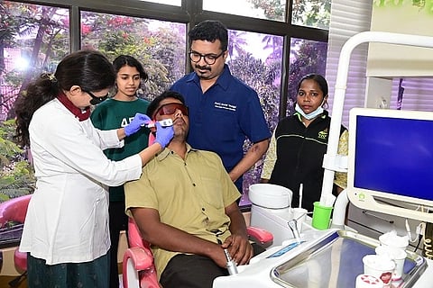ಹುಬ್ಬಳ್ಳಿಯ ಕಲ್ಯಾಣನಗರದಲ್ಲಿರುವ dental health ಲೇಸರ್ ವೇದಾ ಡೆಂಟಲ್ ಇನ್‌ಸ್ಟಿಟ್ಯೂಟ್‌ನಲ್ಲಿ ವಿಶ್ವ ತಂಬಾಕು ವಿರೋಧಿ ದಿನ ನಿಮಿತ್ತ ಭಾನುವಾರ ಡಾ. ಚಂದ್ರಶೇಖರ ಯಾವಗಲ್, ಡಾ. ಪೂಜಾ ಯಾವಗಲ್ ನೇತೃತ್ವದಲ್ಲಿ ಉಚಿತವಾಗಿ ಜನರ ದಂತ ತಪಾಸಣೆ ನಡೆಸಲಾಯಿತು.