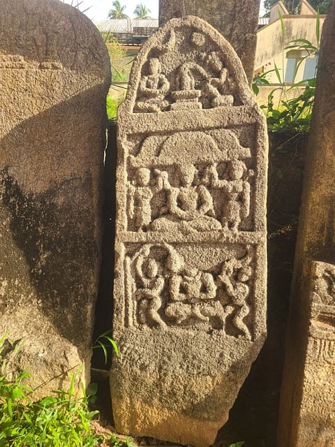 ಉಡುಪಿ ಜಿಲ್ಲೆ ಬಾರಕೂರಿನ ಪಂಚಲಿಂಗೇಶ್ವರ ದೇವಾಲಯದ ಜೀರ್ಣೋದ್ಧಾರದ ವೇಳೆ ಪತ್ತೆಯಾದ ಸಿಡಿತಲೆ ವೀರಗಲ್ಲು.