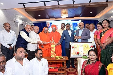 ತುಮಕೂರಿನಲ್ಲಿ ಅಖಿಲ ಭಾರತ ವೀರಶೈವ ಲಿಂಗಾಯತ ಮಹಾಸಭಾದ ರಾಜ್ಯ ಘಟಕದ ವತಿಯಿಂದ ಅಭಿವೃದ್ಧಿಪಡಿಸಿರುವ "ಆನ್​ಲೈನ್​ ಅನುಭವ ಮಂಟಪ'ವೆಬ್​ಸೈಟ್​ಗೆ ಶ್ರೀ ಶಿವಸಿದ್ದೇಶ್ವರ ಸ್ವಾಮೀಜಿ ಚಾಲನೆ ನೀಡಿದರು. ಶ್ರೀ ಗುರುಪರದೇಶಿಕೇಂದ್ರ ಸ್ವಾಮೀಜಿ, ಶಂಕರ ಬಿದರಿ,  ಸಾಗರನಹಳ್ಳಿ ನಟರಾಜ್​, ಡಾ.ಎಸ್​.ಪರಮೇಶ್​, ತಳವಾರಹಳ್ಳಿ ವಿಜಯಕುಮಾರ್​, ಡಾ.ಕೆ.ಎಲ್​.ದರ್ಶನ್​ ಮತ್ತಿತರರು ಇದ್ದರು. 
