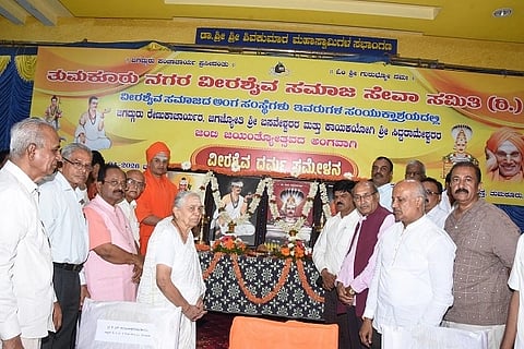  ತುಮಕೂರಿನಲ್ಲಿ ಜಗದ್ಗುರು ರೇಣುಕಾಚಾರ್ಯರು, ಜಗಜ್ಯೋತಿ ಬಸವೇಶ್ವರರು ಹಾಗೂ ಕಾಯಕಯೋಗಿ ಸಿದ್ಧರಾಮೇಶ್ವರರ ಜಯಂತೋತ್ಸವದ ಅಂಗವಾಗಿ ಹಮ್ಮಿಕೊಂಡಿದ್ದ ವೀರಶೈವ ಧರ್ಮ ಸಮ್ಮೇಳನದಲ್ಲಿ ಶ್ರೀ ಶಿವಸಿದ್ದೇಶ್ವರ ಸ್ವಾಮೀಜಿ, ಜಿ.ಬಿ.ಜ್ಯೋತಿಗಣೇಶ್​, ಡಾ.ಸಿ.ಸೋಮಶೇಖರ್​, ಕೋರಿ ಮಂಜುನಾಥ್​, ಟಿ.ಬಿ.ಹರೀಶ್​, ಡಾ.ಎಸ್​.ಪರಮೇಶ್​, ಕೆ.ಜೆ.ರುದ್ರಪ್ಪ ಮತ್ತಿತರರು ಇದ್ದರು. 