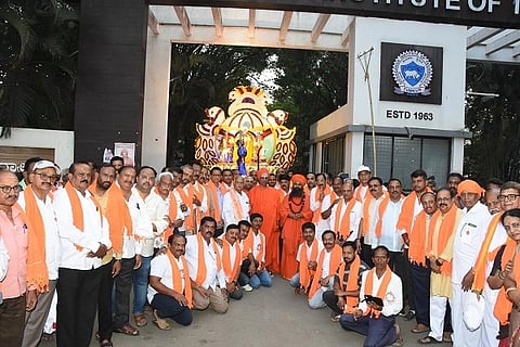 ತುಮಕೂರಿನ ಎಸ್​ಐಟಿ ಮುಂಭಾಗ ಮಹಾತ್ಮರ ಉತ್ಸವಕ್ಕೆ ಸಿದ್ದಗಂಗಾಮಠಾಧ್ಯಕ್ಷ ಸಿದ್ದಲಿಂಗ ಶ್ರೀಗಳು ಚಾಲನೆ ನೀಡಿದರು. 