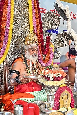 ತುಮಕೂರಿನ ವೀರಶೈವ ಕಲ್ಯಾಣ ಮಂಟಪದಲ್ಲಿ ಆಯೋಜಿಸಿದ್ದ ಧನುರ್ಮಾಸದ ಇಷ್ಟಲಿಂಗ ಪೂಜೆಯನ್ನು ಡಾ.ವೀರಸೋಮೇಶ್ವರ ರಾಜದೇಶಿಕೇಂದ್ರ ಶಿವಾಚಾರ್ಯ ಜಗದ್ಗುರುಗಳು ನೆರವೇರಿಸಿದರು. 