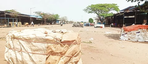 vegg market ಹುಬ್ಬಳ್ಳಿ ಎಪಿಎಂಸಿಯಲ್ಲಿ ಮಳಿಗೆಗಳ ಮುಂದೆ ಇಡಲಾಗಿರುವ ಮಾರಾಟವಾಗದ ತರಕಾರಿ.