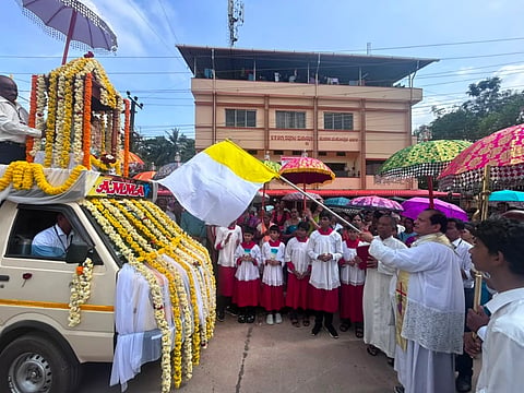 ಆದಿಉಡುಪಿಯಲ್ಲಿ ವೆಲಂಕಣಿ ಆರೋಗ್ಯ ಮಾತೆ ಮೂರ್ತಿಯ ಮೆರವಣಿಗೆಗೆ ಫ್ರಾಂಕ್ಲಿನ್​ ಡಿಸೋಜಾ ಚಾಲನೆ ನೀಡಿದರು. ಬ್ಯಾಪ್ಟಿಸ್ಟ್​ ಮಿನೇಜಸ್​, ನವೀನ್​ ಫೆರ್ನಾಂಡಿಸ್​, ಪ್ರೆಸಿಲ್ಲಾ ಆಳ್ವಾ, ಡೆನಿಸ್​ ಲಸ್ರಾದೊ ಇತರರಿದ್ದರು.