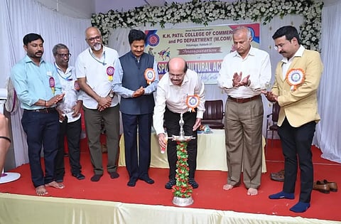 goal ಹುಬ್ಬಳ್ಳಿಯ ಕೆ.ಎಚ್. ಪಾಟೀಲ ವಾಣಿಜ್ಯ ಮಹಾವಿದ್ಯಾಲಯದಲ್ಲಿ ಏರ್ಪಡಿಸಿದ್ದ ಕ್ರೀಡಾ ಮತ್ತು ಸಾಂಸ್ಕೃತಿಕ ಚಟುವಟಿಕೆಗಳ ಕಾರ್ಯಕ್ರಮವನ್ನು ಉದ್ಯಮಿ ಮಂಜುನಾಥ ಸಾನು ಉದ್ಘಾಟಿಸಿದರು.