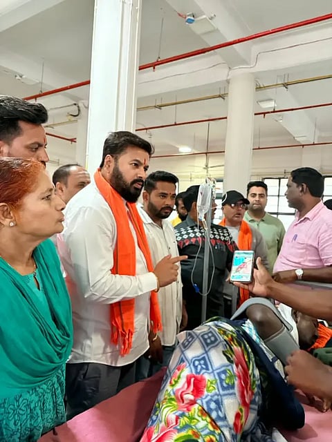 naregal ಹುಬ್ಬಳ್ಳಿಯ ಕೆಎಂಸಿಆರ್​ಐನಲ್ಲಿ ಚಿಕಿತ್ಸೆ ಪಡೆಯುತ್ತಿರುವ ನರೇಗಲ್ ಗ್ರಾಮದ ಗಾಯಾಳುಗಳನ್ನು ಭೇಟಿಯಾಗಿ, ಆರೋಗ್ಯ ವಿಚಾರಸಿದ ಬಿಜೆಪಿ ಮುಖಂಡ ವೆಂಕಟೇಶ ಕಾಟವೆ.