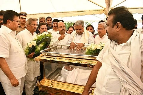 ಮುಖ್ಯಮಂತ್ರಿ ಸಿದ್ದರಾಮಯ್ಯ ಅವರು ಮಾಜಿ ಸಚಿವ ವೆಂಕಟರಮಣಪ್ಪ ಅವರ ಪಾರ್ಥೀವ ಶರೀರದ ಅಂತಿಮ ದರ್ಶನ ಪಡೆದರು.