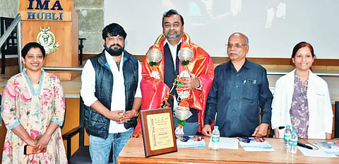 national award ಹುಬ್ಬಳ್ಳಿಯ ಜಯಪ್ರಿಯಾ ಕಣ್ಣಿನ ಆಸ್ಪತ್ರೆಯ ತಜ್ಞ ವೈದ್ಯ ಡಾ. ವೆಂಕಟರಾಮ ಕಟ್ಟಿ ಅವರಿಗೆ ರಾಷ್ಟ್ರೀಯ ಸಮುದಾಯ ಸೇವಾ ಪ್ರಶಸ್ತಿ ಲಭಿಸಿದ ಹಿನ್ನೆಲೆಯಲ್ಲಿ ಬುಧವಾರ ಸನ್ಮಾನಿಸಲಾಯಿತು. ಮದನ, ಐಎಂಎ ಅಧ್ಯಕ್ಷ ಡಾ. ಬಸವರಾಜ ಸಜ್ಜನರ, ಡಾ. ಪ್ರಿಯಾ ಕಟ್ಟಿ, ಡಾ. ಅನುಜಾ ದೇಸಾಯಿ ಇದ್ದರು.