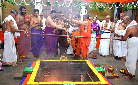 ಉಡುಪಿಯ ಶ್ರೀ ಲಕ್ಷ್ಮೀ ವೆಂಕಟೇಶ ದೇವಳದಲ್ಲಿ ಮೂಲಮಂತ್ರ ಹವನ ಹಾಗೂ ಲಕ್ಷ ಪ್ರದಕ್ಷಿಣೆ ನಮಸ್ಕಾರ ಕಾರ್ಯಕ್ರಮ ಸಂಪನ್ನಗೊಂಡಿತು. ಗುಜ್ಜಾಡಿ ಪ್ರಭಾಕರ್​ ನಾಯಕ್​, ಎಚ್​. ಮಹೇಶ್​ ಶೆಣೈ, ವಿನುತಾ ಶೆಣೈ, ಬಿ.ದಯಾಘನ್​ ಭಟ್​, ಬಿ.ಮೇಘಶ್ಯಾಮ ಭಟ್​ ಇತರರಿದ್ದರು.