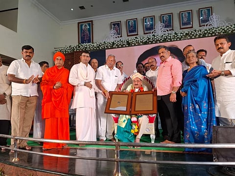 ವಿಭೂತಿಪುರ ಮಠದಿಂದ ನಾಡೋಜ ಡಾ. ವೂಡೇ ಪಿ.ಕೃಷ್ಣ ಅವರಿಗೆ 2025ನೇ ಸಾಲಿನ ಸುವರ್ಣಶ್ರೀ ಪ್ರಶಸ್ತಿ ನೀಡಿ ಗೌರವಿಸಲಾಯಿತು. ಡಾ.ಮಹಾಂತಲಿಂಗ ಸ್ವಾಮೀಜಿ, ಭೈರತಿ ಬಸವರಾಜ್, ಮತ್ತಿತರರಿದ್ದರು. 