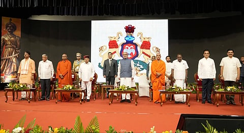 ನಾಡಪ್ರಭು ಕೆಂಪೇಗೌಡ ಪ್ರತಿಷ್ಠಾನ ಹಮ್ಮಿಕೊಂಡಿದ್ದ ಕೆಂಪೇಗೌಡರ 517ನೇ ಜಯಂತ್ಯುತ್ಸವದಲ್ಲಿ ಉಪರಾಷ್ಟ್ರಪತಿ ಸಿ.ಪಿ.ರಾಧಾಕೃಷ್ಣನ್, ರಾಜ್ಯಪಾಲ ಥಾವರ್ ಚಂದ್ ಗೆಹಲೋತ್, ಕೇಂದ್ರ ಸಚಿವ ಎಚ್.ಡಿ.ಕುಮಾರಸ್ವಾಮಿ, ಆದಿಚುಂಚನಗಿರಿ ಶ್ರೀಗಳು, ಮಾದಾರ ಚನ್ನಯ್ಯ ಸ್ವಾಮೀಜಿ, ಡಾ.ಅಶ್ವತ್ಥ ನಾರಾಯಣ ಮತ್ತಿತರರು ಪಾಲ್ಗೊಂಡಿದ್ದರು.
