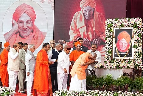  ಸಿದ್ದಗಂಗಾ ಮಠದ ತ್ರಿವಿಧ ದಾಸೋಹಿ ಡಾ.ಶ್ರೀ ಶಿವಕುಮಾರ ಮಹಾಶಿವಯೋಗಿಗಳ 7 ನೇ ಪುಣ್ಯ ಸಂಸ್ಮರಣೋತ್ಸವ ಸಮಾರಂಭವನ್ನು ಉಪರಾಷ್ಟ್ರಪತಿ ಸಿ.ಪಿ.ರಾಧಾಕೃಷ್ಣನ್​ ಉದ್ಘಾಟಿಸಿದರು. ಶ್ರೀ ಸಿದ್ದಲಿಂಗ ಸ್ವಾಮೀಜಿ, ಶ್ರೀ ಮಧುಸೂದನ್​ ಸಾಯಿ, ಥಾವರ್​ ಚಂದ್​ ಗೆಹ್ಲೋಟ್​, ಡಾ.ಜಿ.ಪರಮೇಶ್ವರ್​, ಟಿ.ಬಿ.ಜಯಚಂದ್ರ, ಗೋವಿಂದ ಕಾರಜೋಳ, ಡಾ.ಸಿ.ಎನ್​.ಮಂಜುನಾಥ್​,  ಬಿ.ಸುರೇಶಗೌಡ, ಜಿ.ಬಿ.ಜ್ಯೋತಿಗಣೇಶ್​ ಇದ್ದರು.