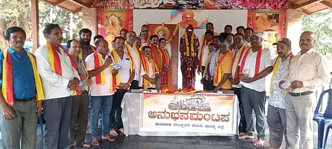 ಮಂಡ್ಯ ನಗರದ ಡಾ.ಶಿವಕುಮಾರಸ್ವಾಮಿ ಉದ್ಯಾನದಲ್ಲಿ ಅನುಭವ ಮಂಟಪ ಸಾಮಾಜಿಕ-ಸಾಂಸ್ಕೃತಿಕ ವೇದಿಕೆ ನೇತೃತ್ವದಲ್ಲಿ ವಿಚಾರ ಚಿಂತನ ಆಯೋಜಿಸಲಾಗಿತ್ತು. 