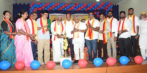 ಮಂಡ್ಯ ನಗರದ ಗಾಂಧಿಭವನದಲ್ಲಿ ಆಯೋಜಿಸಿದ್ದ ವಿಚಾರ ಸಂಕಿರಣವನ್ನು ಮಾಜಿ ಸಚಿವ ಎನ್.ಮಹೇಶ್ ಉದ್ಘಾಟಿಸಿದರು. 