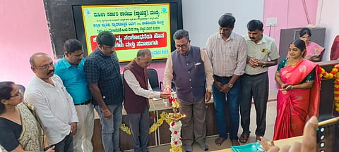 ಮಂಡ್ಯದಲ್ಲಿ ಆಯೋಜಿಸಿದ್ದ ವಿಚಾರ ಸಂಕಿರಣವನ್ನು ಮಂಡ್ಯ ವಿಶ್ವವಿದ್ಯಾಲಯ ಕುಲಪತಿ ಪ್ರೊ.ಕೆ.ಶಿವಚಿತ್ತಪ್ಪ ಉದ್ಘಾಟಿಸಿದರು.