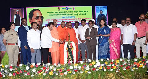 ಮಂಡ್ಯದಲ್ಲಿ ಆಯೋಜಿಸಿದ್ದ ವಿಚಾರಗೋಷ್ಠಿಯನ್ನು ಜಿಲ್ಲಾ ಉಸ್ತುವಾರಿ ಸಚಿವ ಎನ್.ಚಲುವರಾಯಸ್ವಾಮಿ ಉದ್ಘಾಟಿಸಿದರು.