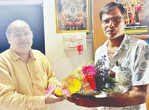ಕೆನರಾ ಸಹಕಾರಿಗೆ ಆಯ್ಕೆಯಾದ Victory ಕೆಡಿಸಿಸಿ ಬ್ಯಾಂಕ ಮಾಜಿ ನಿರ್ದೇಶಕ ಗಜಾನನ ಪೈ ಅವರನ್ನು ನಿಕಟಪೂರ್ವ ಅಧ್ಯಕ್ಷ ಅರವಿಂದ ಪೈ ಅಭಿನಂದಿಸಿದರು.