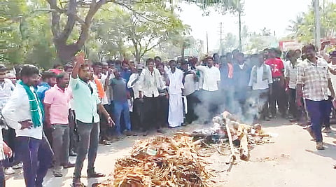 ಎಚ್.ಡಿ.ಕೋಟೆ ಪಟ್ಟಣದ ಶಾಂತಿಪುರ ತಂಬಾಕು ಮಂಡಳಿ ಹರಾಜು ಕಟ್ಟೆ ಮುಂಭಾಗ ರೈತರು ತಂಬಾಕು ದರ ಕುಸಿತ ಖಂಡಿಸಿ ರಸ್ತೆ ಸಂಚಾರ ತಡೆದು ಪ್ರತಿಭಟನೆ ನಡೆಸಿದರು. 