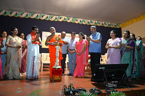 ಉಡುಪಿಯ ವಿದ್ಯೋದಯ ಕಾಲೇಜಿನಲ್ಲಿ ಪ್ರಥಮ ವರ್ಷದ ತರಗತಿಗಳ ಆರಂಭೋತ್ಸವವನ್ನು ವಿಶ್ವಪ್ರಸನ್ನ ಶ್ರೀ ಉದ್ಘಾಟಿಸಿದರು. ಎನ್​. ನಾಗರಾಜ್​ ಬಲ್ಲಾಳ್​, ಎನ್​.ಆರ್​. ದಾಮೋದರ್​ ಶರ್ಮ, ಯು. ಪದ್ಮರಾಜ ಆಚಾರ್ಯ, ರೂಪಾ ಬಲ್ಲಾಳ್​, ಸಂದೀಪ್​ ಕುಮಾರ್​, ರಂಜನಾ ಕೆ. ಇತರರಿದ್ದರು.