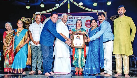 ಕುಮಟಾದ ಹವ್ಯಕ ಸಭಾಭವನದಲ್ಲಿ ಭರತನಾಟ್ಯ ರಂಗಪ್ರವೇಶಗೈದ ವಿದುಷಿ ಮೇದಿನಿ ಭಟ್​ ಅವರನ್ನು ಗೌರವಿಸಲಾಯಿತು. ಜಿ.ಎಲ್​. ಹೆಗಡೆ, ಎಂ.ಎಂ. ಹೆಗಡೆ, ಪ್ರದಿಪ ಭಟ್​, ಡಾ. ಸಹನಾ ಭಟ್​, ಶ್ರೀರಾಮ ಭಟ್​, ಪಾರ್ವತಿ ಭಟ್ಟ, ರಮಾ ಭಟ್ಟ ಇತರರಿದ್ದರು.
