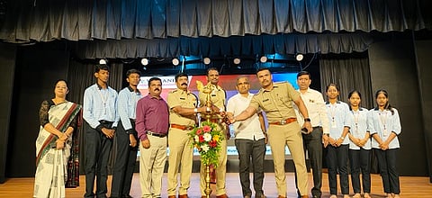 ತುಮಕೂರಿನ ವಿದ್ಯಾನಿಧಿ ಕಾಲೇಜಿನಲ್ಲಿ ಜಿಲ್ಲಾಡಳಿತ, ಪೋಲೀಸ್​ ಇಲಾಖೆ ವತಿಯಿಂದ ಆಯೋಜಿಸಿದ್ದ ಅಂತಾರಾಷ್ಟ್ರೀಯ ಮಾದಕ ವಸ್ತುಗಳ ವ್ಯಸನ ಮತ್ತು  ಕಳ್ಳ ಸಾಗಣೆ ವಿರೋಧಿ ದಿನ-ವನ್ನು ಕೆ.ವಿ.ಅಶೋಕ್​, ಎನ್​.ಬಿ.ಪ್ರದಿಪ್​ ಕುಮಾರ್​ ಉದ್ಘಾಟಿಸಿದರು. ಪುರುಷೋತ್ತಮ್​, ಚೇತನ್​ ಕುಮಾರ್​, ಡಾ.ಅರುಣಾ, ಎಸ್​.ಆರ್​.ಸಿದ್ದೇಶ್ವರ ಸ್ವಾಮಿ, ಡಿ.ಕೆ.ಸುಬ್ರಹ್ಮಣ್ಯ ಇದ್ದರು. 